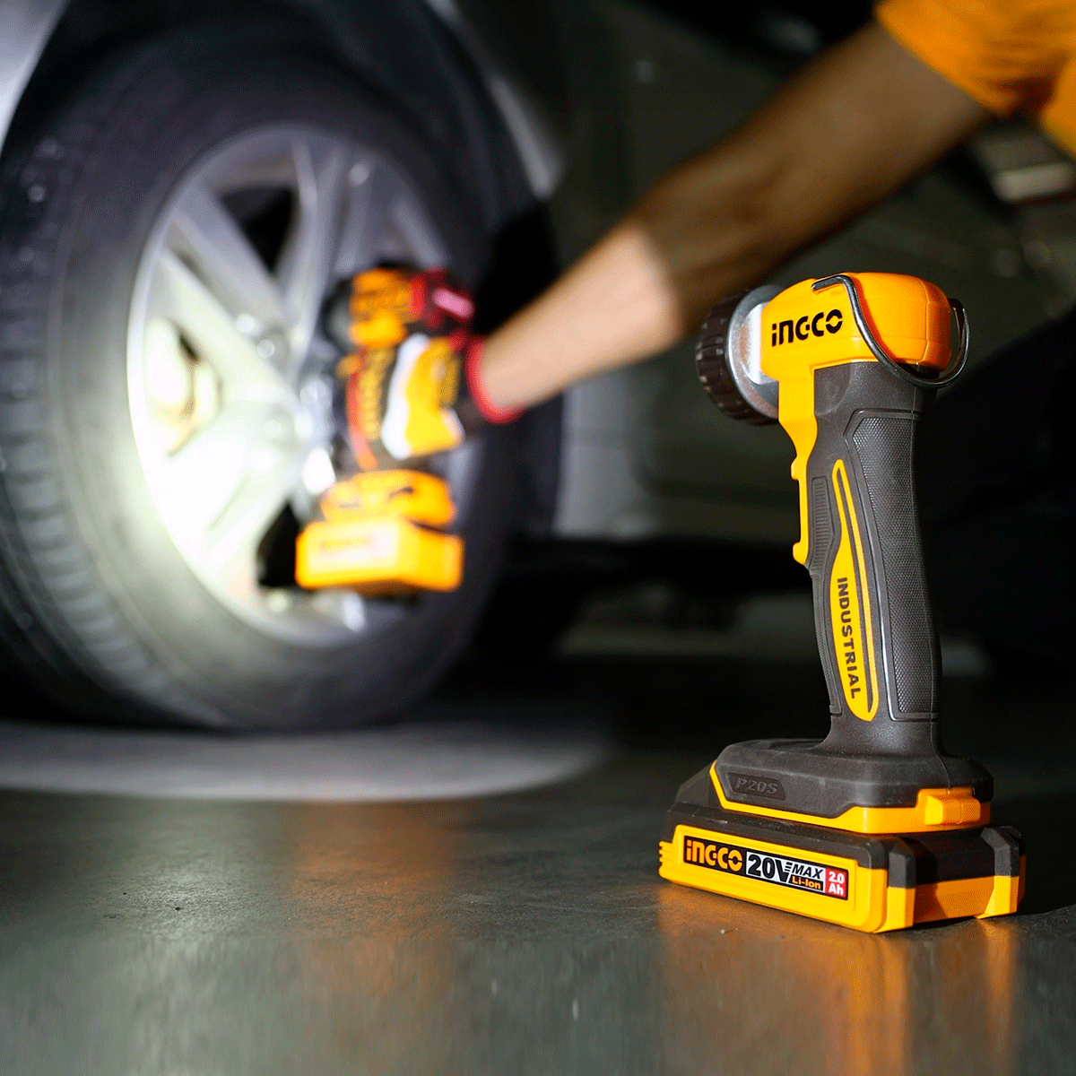 Lámpara Portátil LED 20V INGCO 450 Lúmenes 2 Modos Gancho Metal Ángulo 120° CWLI2058 - MARKEMSTORE - Linternas