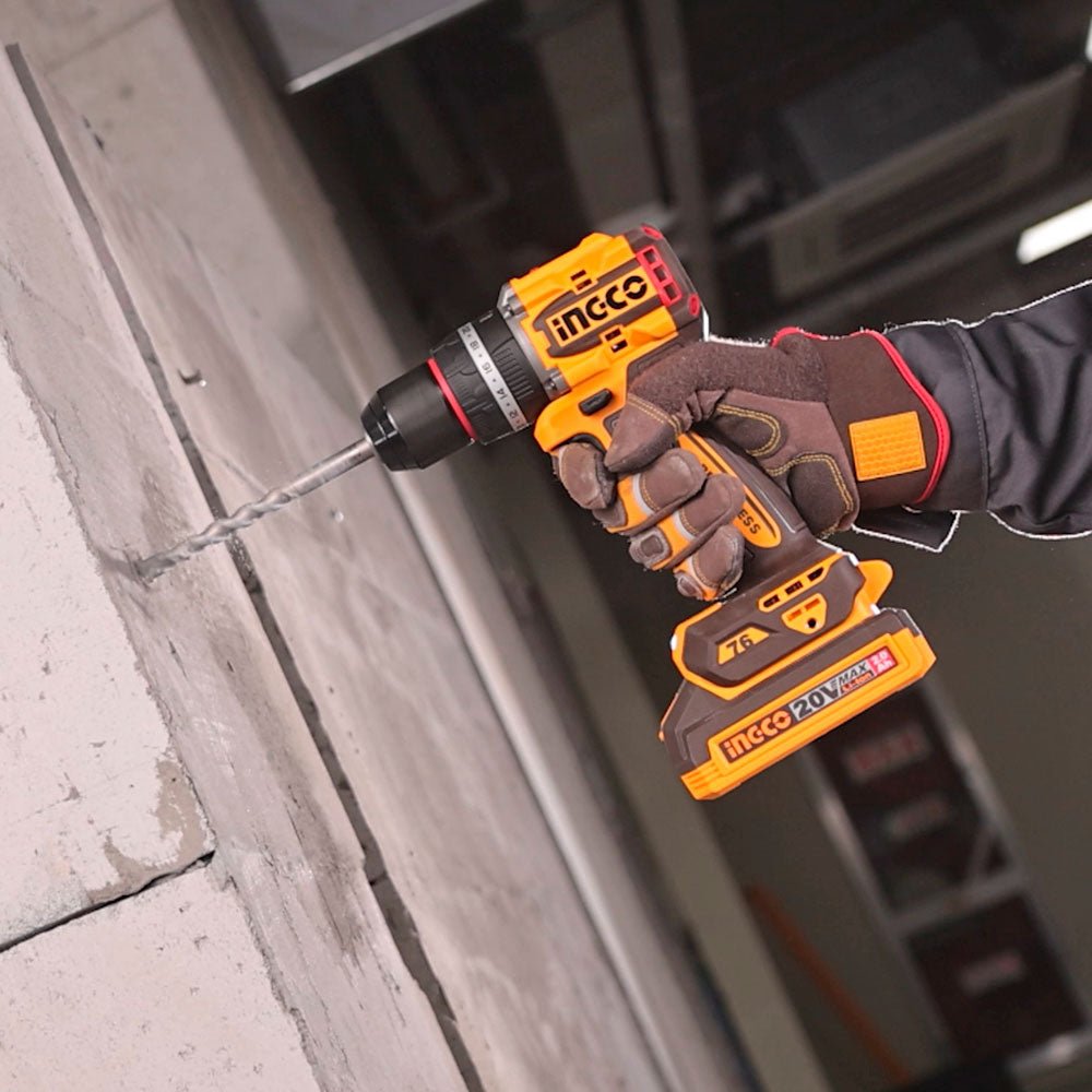 Taladro percutor inalámbrico INGCO UCIDLI207686 perforando un muro de concreto con la batería 20V instalada