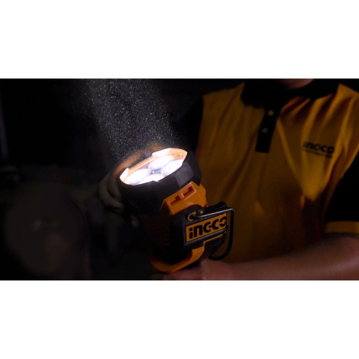 INGCO LAMPARA PORTATIL 20V LED 22.5W 3 MODOS 2500 LUMENS INCLUYE 2 BATERIAS 2.0AH Y CARGADOR UCWLI20887 - MARKEMSTORE - Linternas